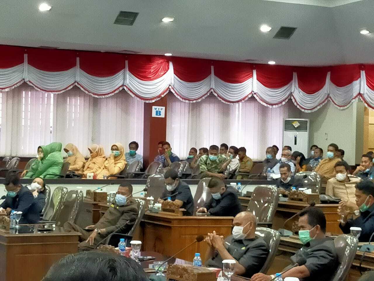 rapat dprd 4